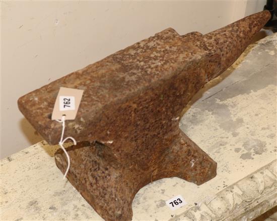 An iron anvil W.19cm